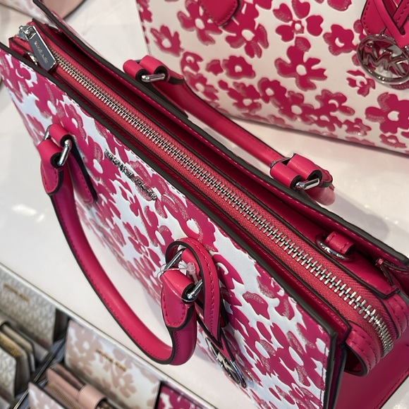 Michael Kors Sheila Medium Sequined Floral Print CZ Satchel
Dragofruit
NWT - Picture 8 of 16